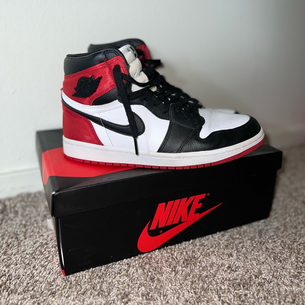 Nike Air Jordan 1 Retro High Satin Black Toe